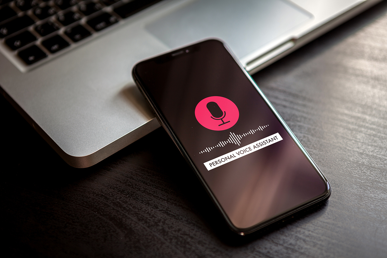 Uno smartphone in fase di registrazione un memo vocale